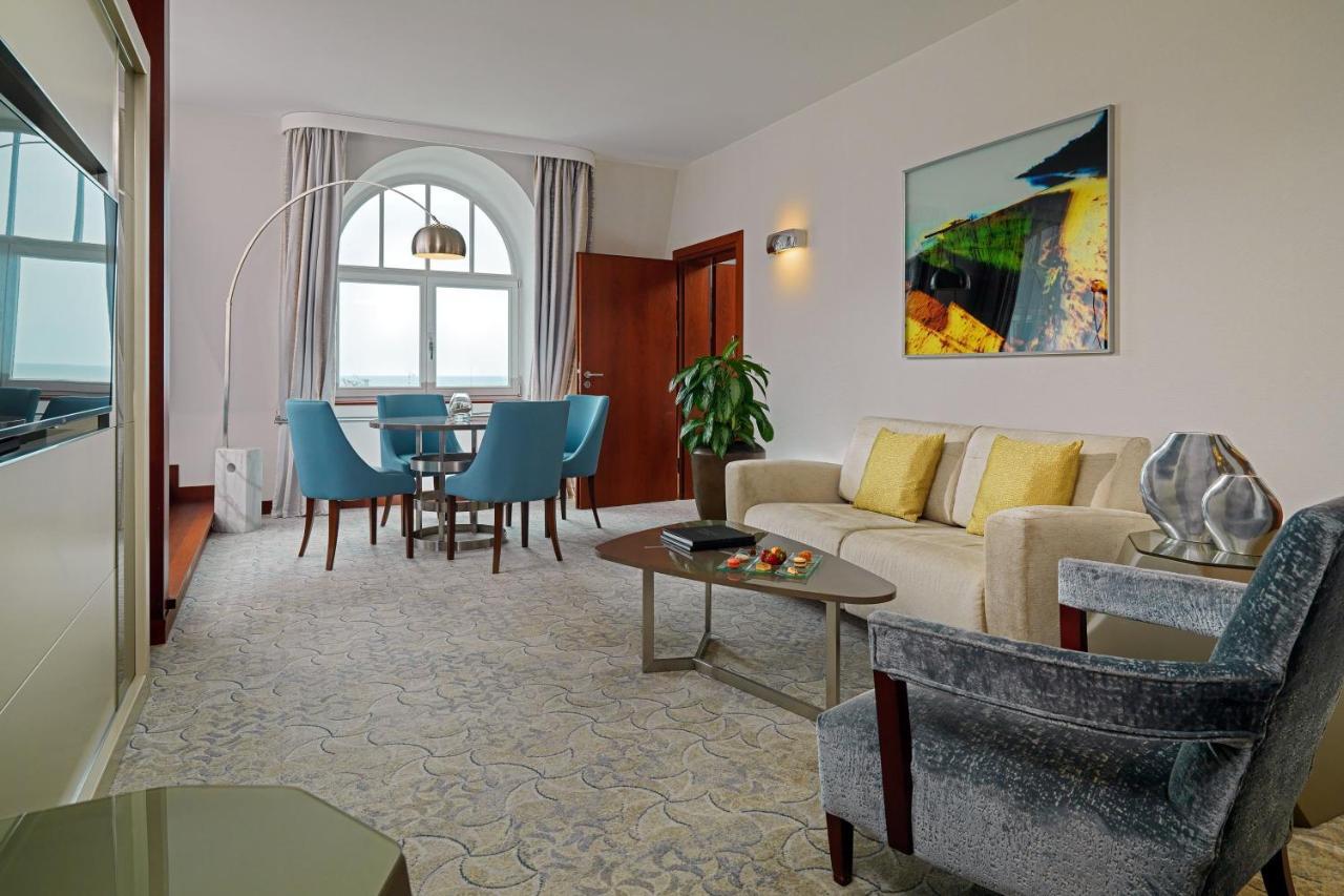 Sheraton Sopot Hotel Dış mekan fotoğraf A living room in a suite at the hotel