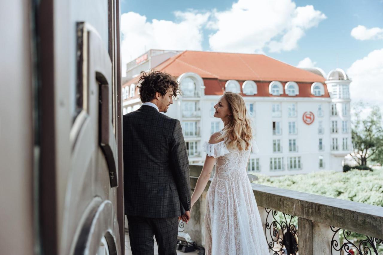 Sheraton Sopot Hotel Dış mekan fotoğraf Wedding couple on the balcony of the train