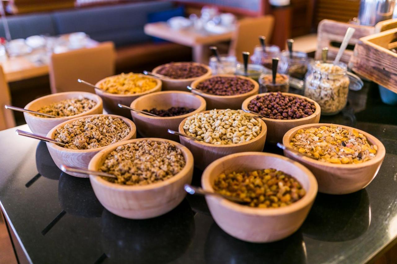 Sheraton Sopot Hotel Dış mekan fotoğraf A selection of toppings at a salad bar