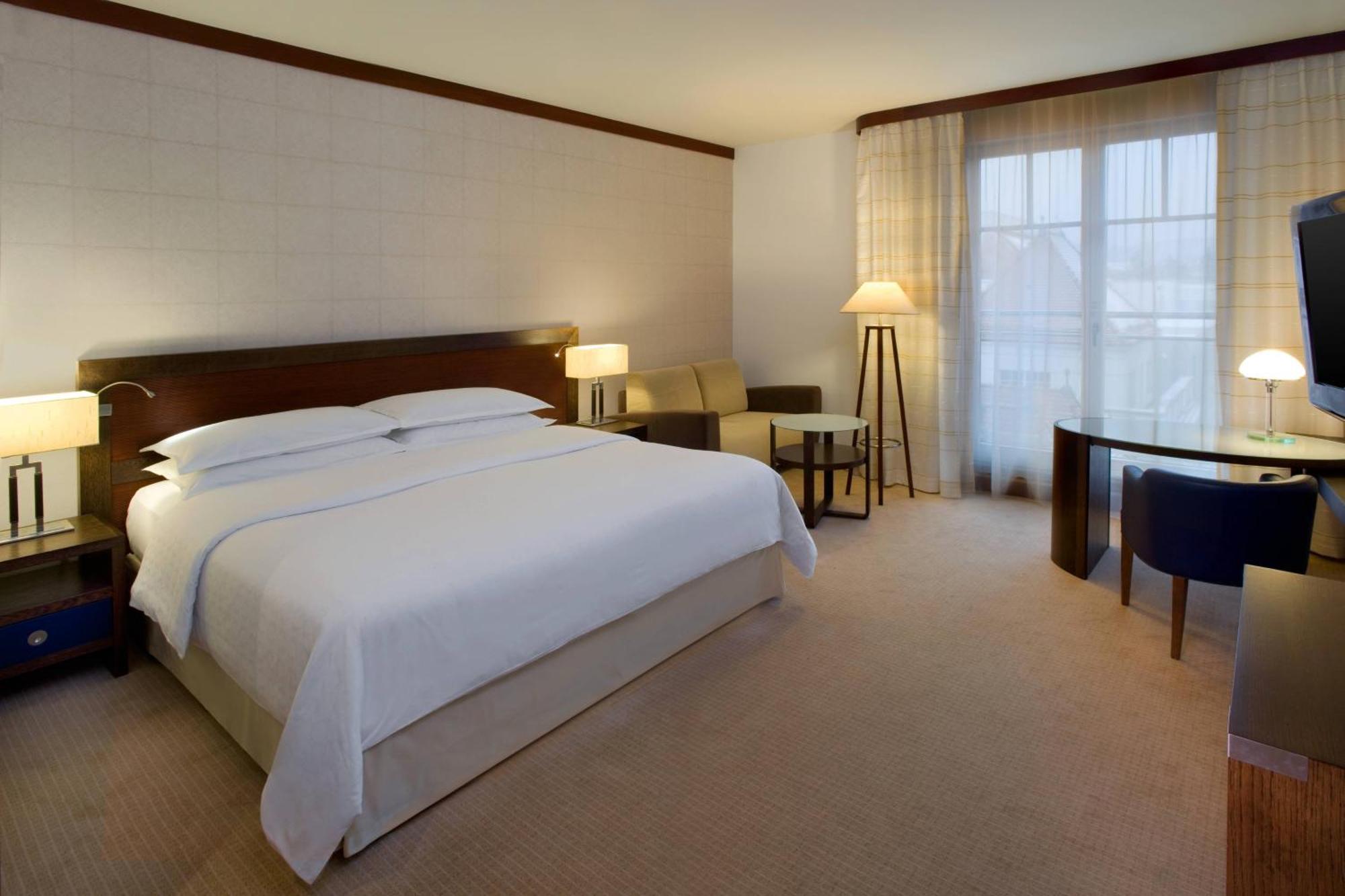 Sheraton Sopot Hotel Dış mekan fotoğraf A guest room at the Four Seasons Hotel, London