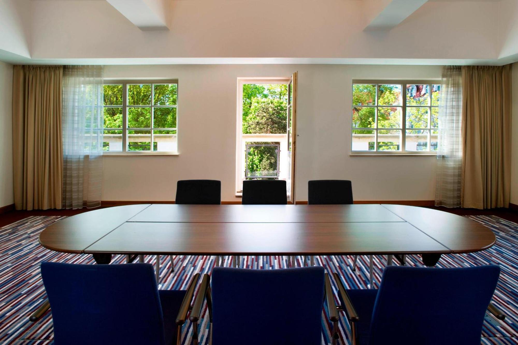 Sheraton Sopot Hotel Dış mekan fotoğraf The boardroom at the Royal Society