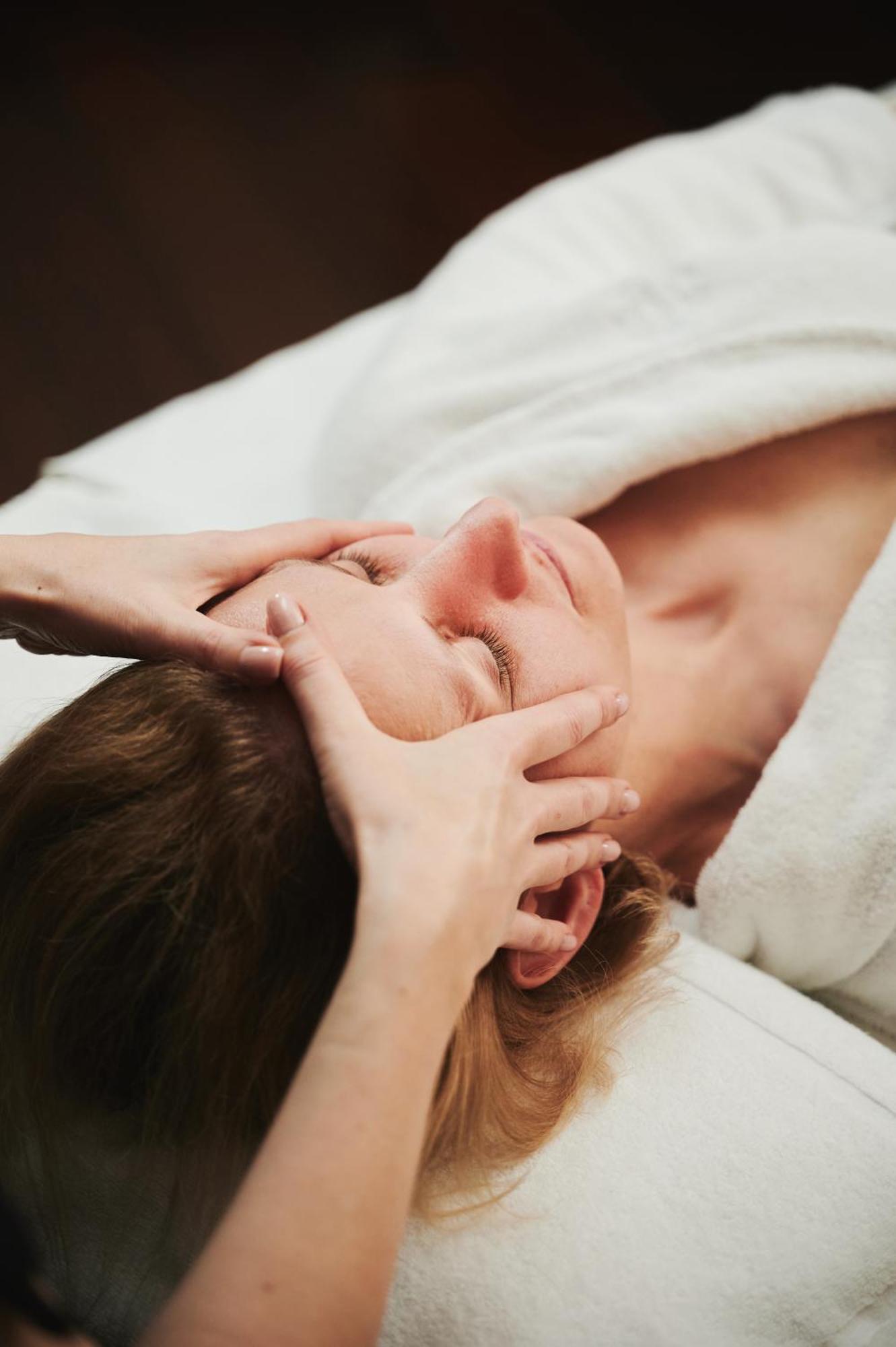 Sheraton Sopot Hotel Dış mekan fotoğraf A woman receiving a facial massage